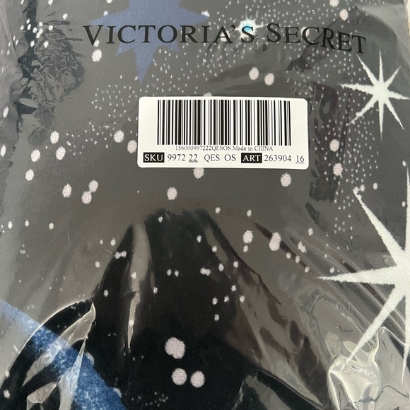 Victoria secret Sherpa blanket 2021 - Picture 2 of 3